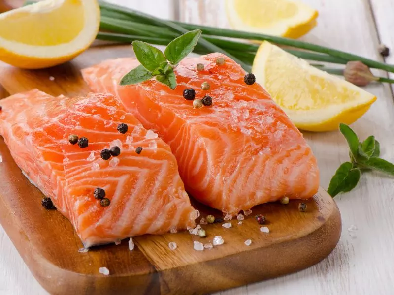 Cá hồi là một trong những loại cá biển giàu omega-3 rất tốt cho người bị thoát vị đĩa đệm